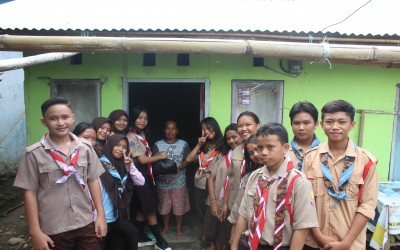 Pengurus Dewan Penggalang dan Osis SMP Negeri 2 Tutuyan Bagikan Sembako di Hari Baden-Powell 2023